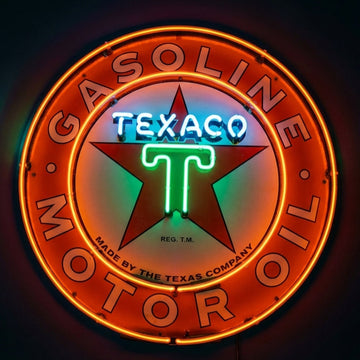 Neon sign of Texaco logo on a dark background